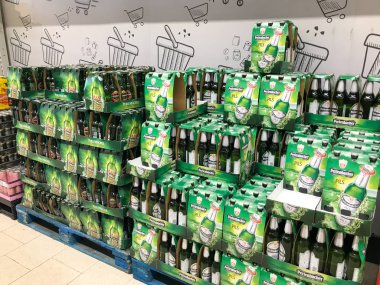 Pomorie, Bulgaristan - 06 Eylül 2019: Süpermarkette Farklı Bira Çeşitleri.