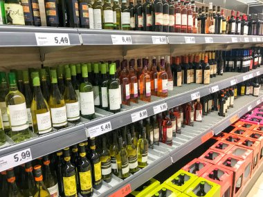 Pomorie, Bulgaristan - 06 Eylül 2019: Şarap Dükkanında Şarap Şişeleri.