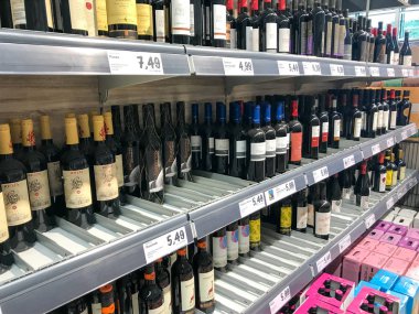 Pomorie, Bulgaristan - 06 Eylül 2019: Şarap Dükkanında Şarap Şişeleri.