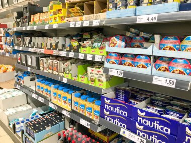 Pomorie, Bulgaristan - 06 Eylül 2019: Inside A Lidl Store. Lidl Stiftung & Co. Kg, Neckarsulm, Almanya merkezli bir Alman Küresel İndirimsüpermarket Zinciridir.