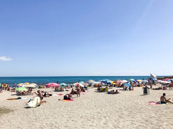 Pomorie Bulgária Setembro 2019 Pessoas Relaxando Praia — Fotografia de Stock