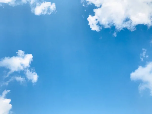 Vista Ângulo Baixo Nuvens Céu Azul — Fotografia de Stock