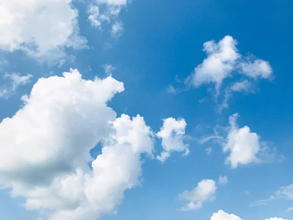 Vista Angolo Basso Delle Nuvole Nel Cielo Blu — Foto Stock