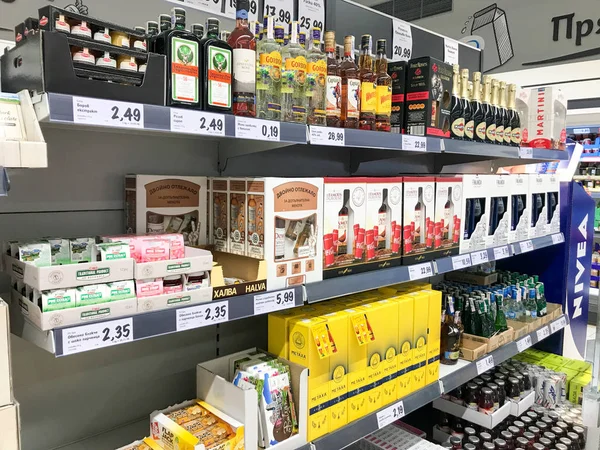 波莫里 保加利亚 2019 瓶安排在酒类商店 — 图库照片