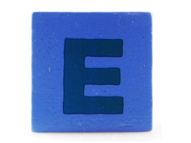 Tahta alfabe blokları beyaz arkaplanda izole edildi