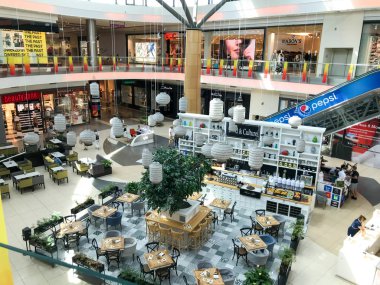 Burgaz, Bulgaristan - 12 Eylül 2019: Şehir Merkezindeki Modern Alışveriş Merkezi.