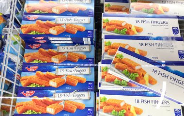 Pomorie, Bulgaristan - 12 Eylül 2019: Süpermarkette Balık Parmakları.