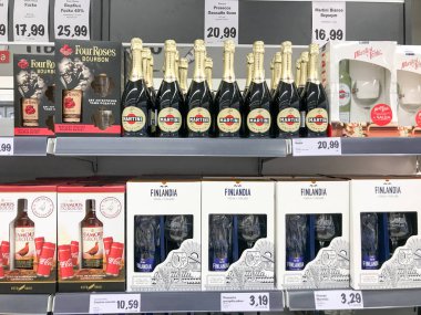 Pomorie, Bulgaristan - 12 Eylül 2019: İçki Dükkanında Şişe Düzenlendi.