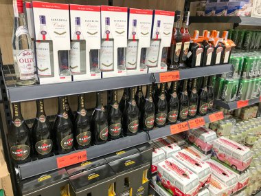 Pomorie, Bulgaristan - 12 Eylül 2019: İçki Dükkanında Şişe Düzenlendi.