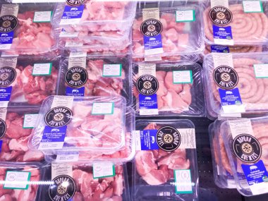 Pomorie, Bulgaristan - 12 Eylül 2019: Süpermarkette Domuz eti.