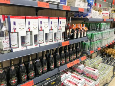 Pomorie, Bulgaristan - 12 Eylül 2019: İçki Dükkanında Şişe Düzenlendi.