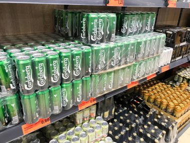 Pomorie, Bulgaristan - 12 Eylül 2019: Süpermarkette Farklı Bira Türleri.