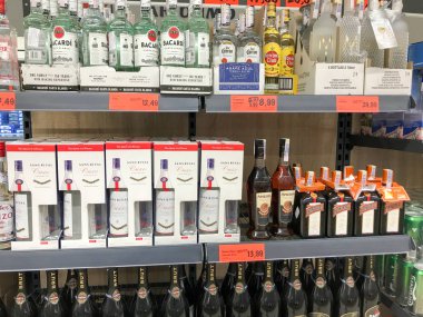 Pomorie, Bulgaristan - 12 Eylül 2019: İçki Dükkanında Şişe Düzenlendi.