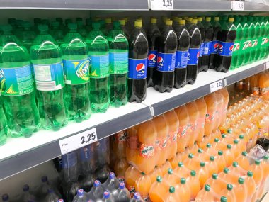 Pomorie, Bulgaristan - 12 Eylül 2019: Lidl Stiftung & Co. Kg Almanya 'nın Neckarsulm şehrinde bulunan bir Alman Küresel İndirim Süpermarket Zinciri.