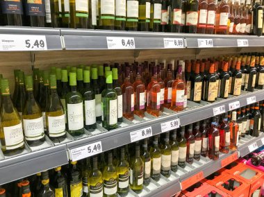 Pomorie, Bulgaristan - 12 Eylül 2019: Şarap Şarap Dükkanında Şarap Şişeleri.