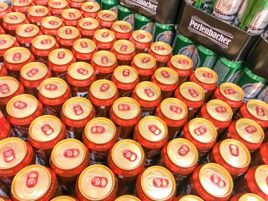 Pomorie, Bulgaristan - 12 Eylül 2019: Süpermarkette Farklı Bira Türleri.