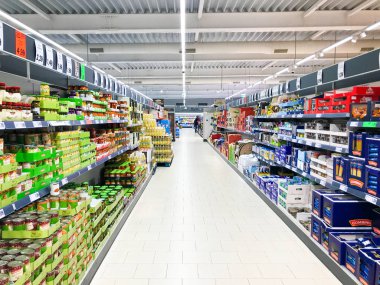 Pomorie, Bulgaristan - 12 Eylül 2019: Lidl Stiftung & Co. Kg Almanya 'nın Neckarsulm şehrinde bulunan bir Alman Küresel İndirim Süpermarket Zinciri.