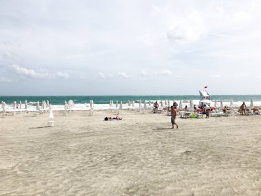 Pomorie, Bulgaristan - 12 Eylül 2019: İnsanlar Sahilde Dinleniyor.
