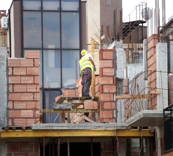 Νέο Εργοτάξιο Εργαζόμενοι Χτίζουν Ένα Σπίτι — Φωτογραφία Αρχείου