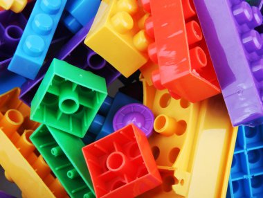 Plastik Yapı Bloklarının Beyaz Arkaplana Karşı Yakın Çekimi