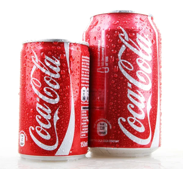 Aytos, Bułgaria - 25 stycznia 2014: butelki Coca-Coli mogą izolować — Zdjęcie stockowe