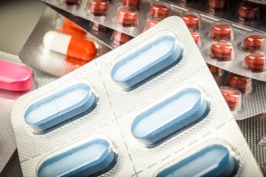 birçok renkli ilaçlar