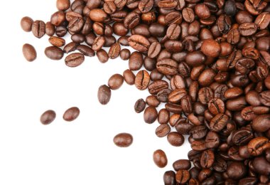 Kahve çekirdekleri beyaz üzerine izole