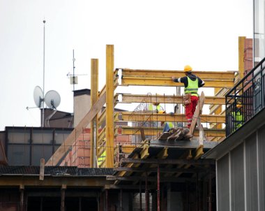 Pomorie, Bulgaristan - 16 Ekim 2019: Yeni İnşaat Alanı. İşçiler Bir Ev Yapıyor.