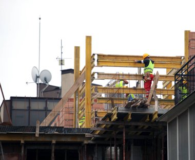 Pomorie, Bulgaristan - 16 Ekim 2019: Yeni İnşaat Alanı. İşçiler Bir Ev Yapıyor.