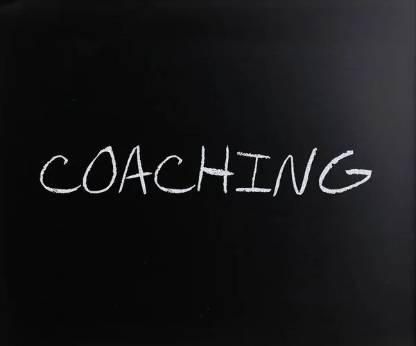 "Coaching "handgeschreven met wit krijt op een Blackboard — Stockfoto