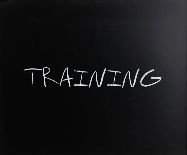 "Training "handgeschreven met wit krijt op een Blackboard — Stockfoto