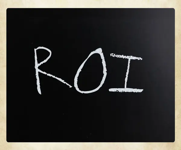 这个词用白色粉笔在黑板上手写的"投资回报" — 图库照片