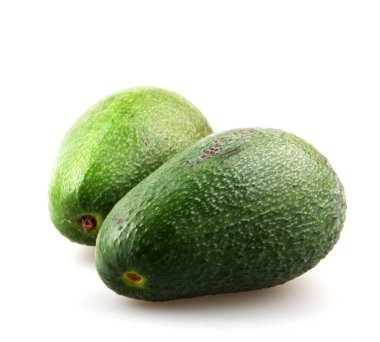 Tüm avokado beyaz arka planda izole edilmiş. Avokado veya Persea Americana, Lauraceae ailesine ait bir meyvedir..