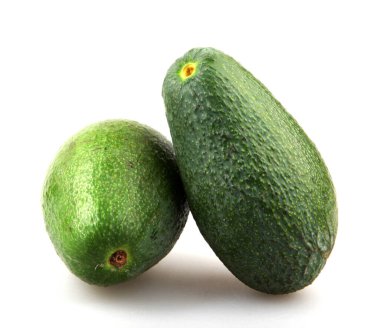 Tüm avokado beyaz arka planda izole edilmiş. Avokado veya Persea Americana, Lauraceae ailesine ait bir meyvedir..