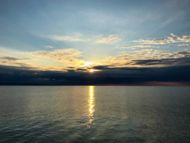 Bulutların ötesinde güzel bir gün doğumu