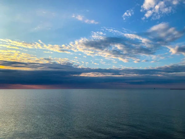 Ein Schöner Sonnenaufgang Jenseits Der Wolken — Stockfoto