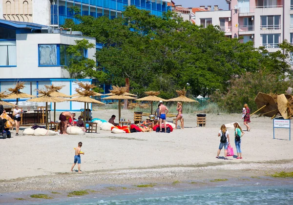 Pomorie Bulgarien Juni 2020 Menschen Entspannen Sich Strand — Stockfoto