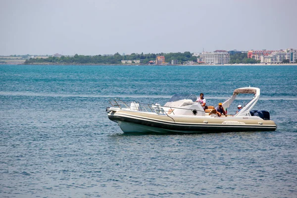 保加利亚波莫里 2020年6月7日 人们在波莫里湾享受现代游艇的乐趣 — 图库照片