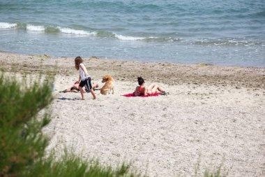 Pomorie, Bulgaristan - 07 Haziran 2020: İnsanlar plajda dinleniyor.