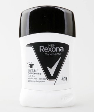 Pomorie, Bulgaristan - 24 Haziran 2020: Rexona Men Invisible On Black + White Clothes anti-terletici deodorant çubuğu erkekler için 50 ml