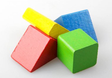 Beyaz Arkaplana Karşı Renkli Oyuncak Bloklarının Stüdyo Çekimi