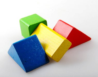 Beyaz Arkaplana Karşı Renkli Oyuncak Bloklarının Stüdyo Çekimi