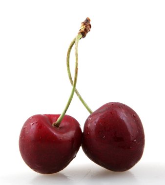 Beyaz arka planda izole edilmiş tatlı kiraz. Kiraz, erik cinsinin birçok bitkisinin meyvesidir ve etli bir meyvedir (taş meyvesi).)
