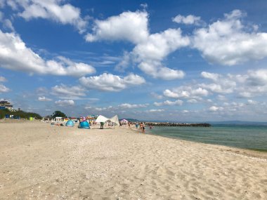 Pomorie, Bulgaristan - 01 Temmuz 2020: İnsanlar plajda dinleniyor