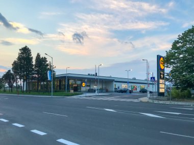 Pomorie, Bulgaristan - 01 Temmuz 2020: Lidl Stiftung & Co. KG Almanya 'nın Neckarsulm şehrinde bulunan bir Alman Küresel İndirim Süpermarket Zinciri