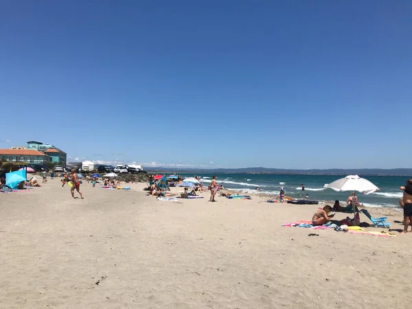 Pomorie Bulgarie Juillet 2020 Les Gens Relaxent Sur Plage — Photo