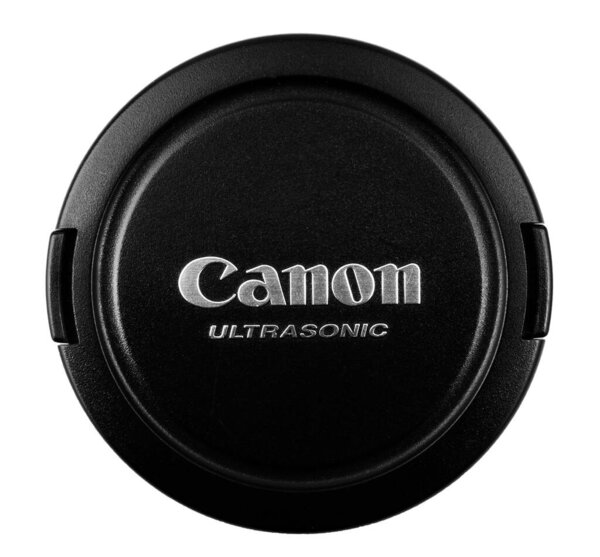 Поморие, Болгария - 20 июля 2020 года: Крышка объектива Canon. Canon Inc. является японской многонациональной корпорацией, специализирующейся на производстве оптических и имитационных продуктов