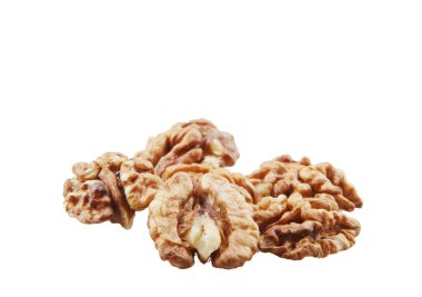 Beyaz arkaplanda izole edilmiş cevizler