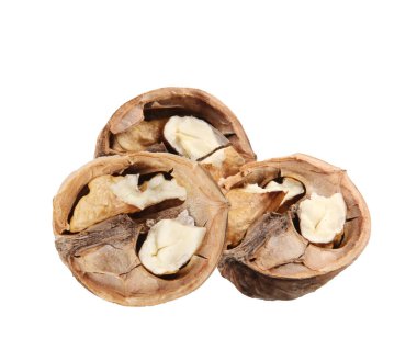 Beyaz arkaplanda izole edilmiş cevizler