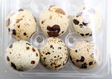 Paketteki Taze Bıldırcın Yumurtalarının Resmi